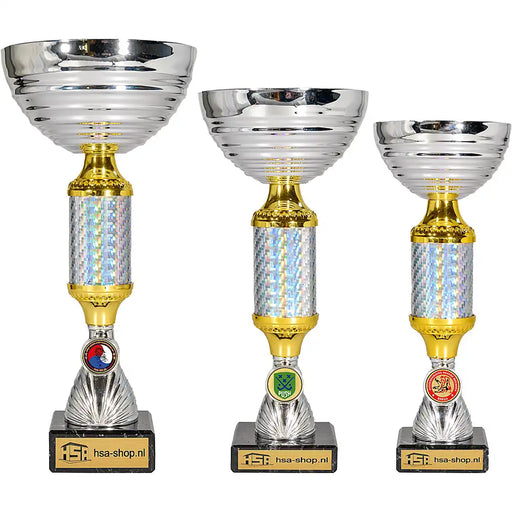Beker Lindy alle drie de maten op een rij. Met voorbeeld logo's van verschillende verenigingen.