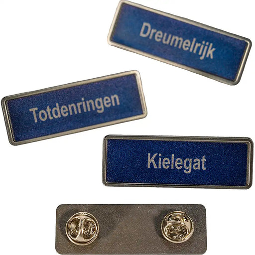 Pin plaatnaam, voorbeelden van Dreumelrijk, Totdenringen en Kielegat. Ook afbeelding van de achterzijde met twee sluitingen.