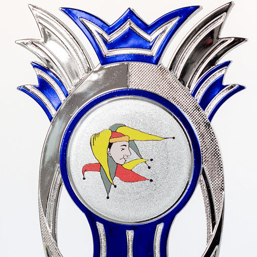 Close-up van trofee Danilo met eigen afbeelding van de vereniging