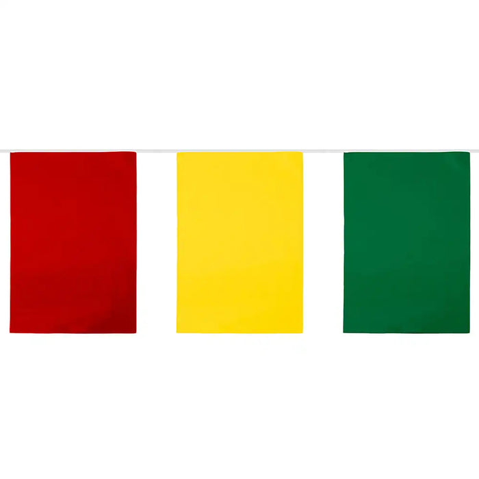 Vlaggenlijn met rechthoekige vlaggetjes afwisselend rood-geel-groen.