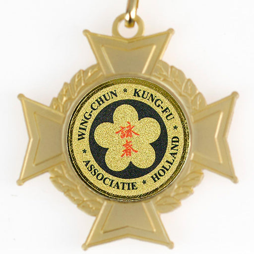 Medaille Midas cross goudkleurig met logo Wing-Chun