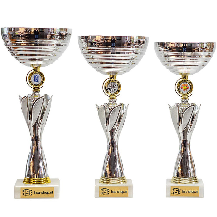 Afbeelding beker Julie van de drie grootste maten