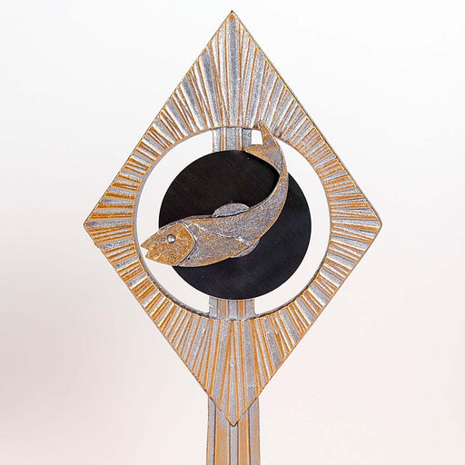 Trofee vis metaal op houten voet close-up