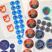 Voorbeelden van bedrukte ronde stickers in verschillende maten en kleuren.