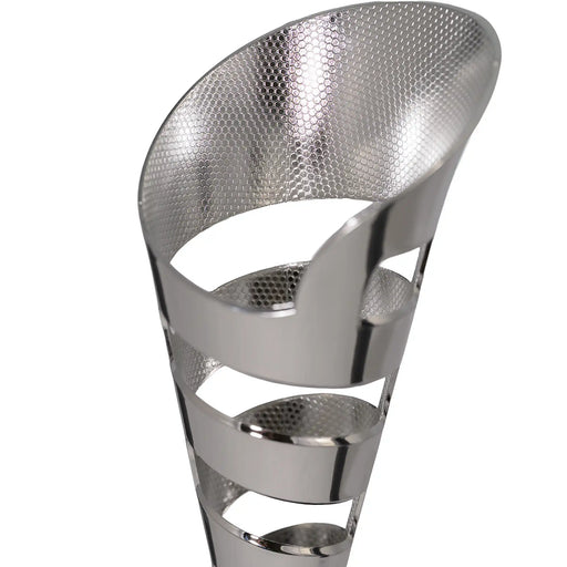 Detail opengewerkte beker Linnya zilver kunststof.