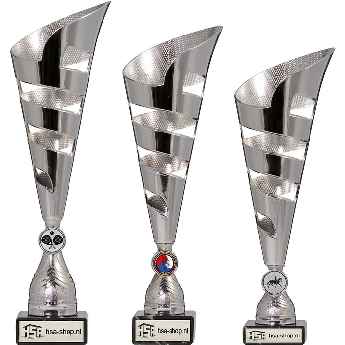 Beker Linnya set van 3 maten zilver trofeeën.