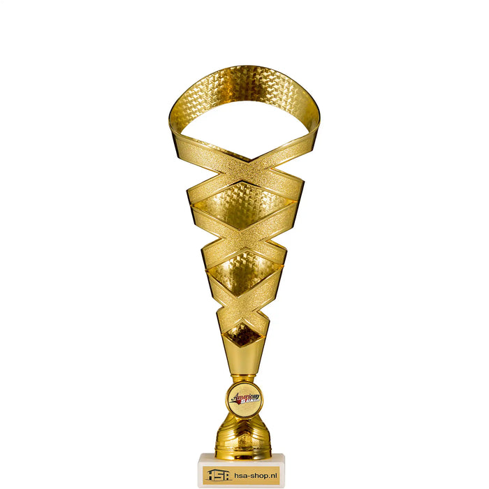 Goudkleurige trofee met opengewerkte cup en wit marmeren voet met ruimte voor logo. 36,5 cm hoog met American Sunday logo. 