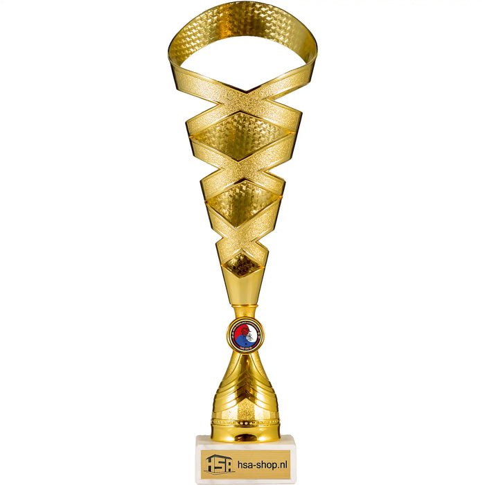 Goudkleurige trofee met opengewerkte cup en wit marmeren voet met ruimte voor logo. 36,5 cm hoog met Tang Soo Do logo als voorbeeld.