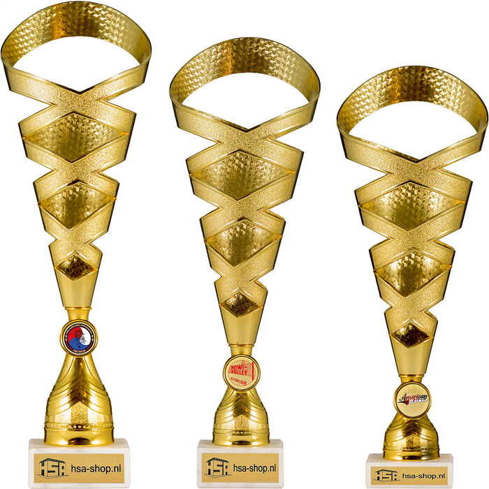 Serie van drie goudkleurige trofeeën op een rijtje.