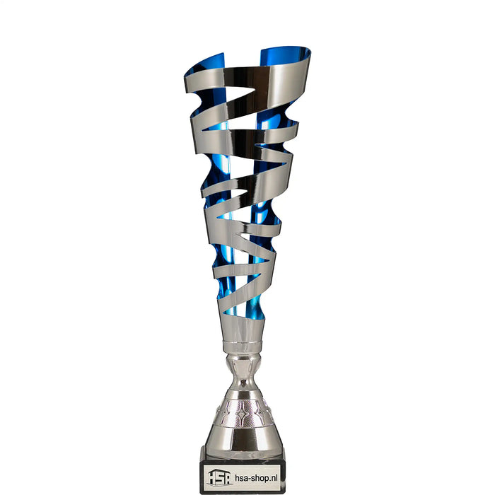 Trofee Mavis 39 cm met opengewerkte zilverkleurige metalen band en blauwe metallic cup.