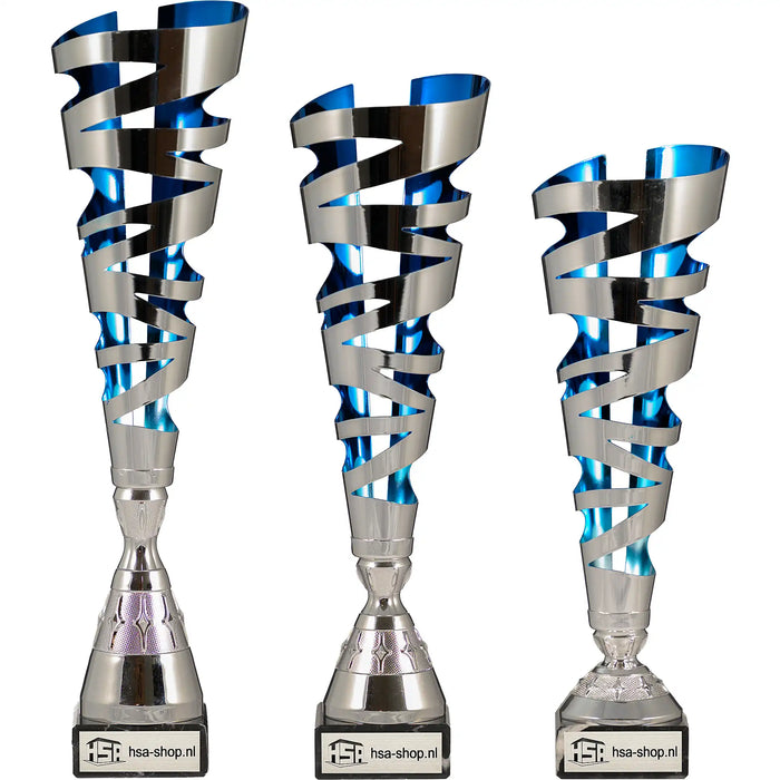 Set van drie trofeeën Mavis met blauw gemetalliseerde binnenzijde en zwart marmeren voet.