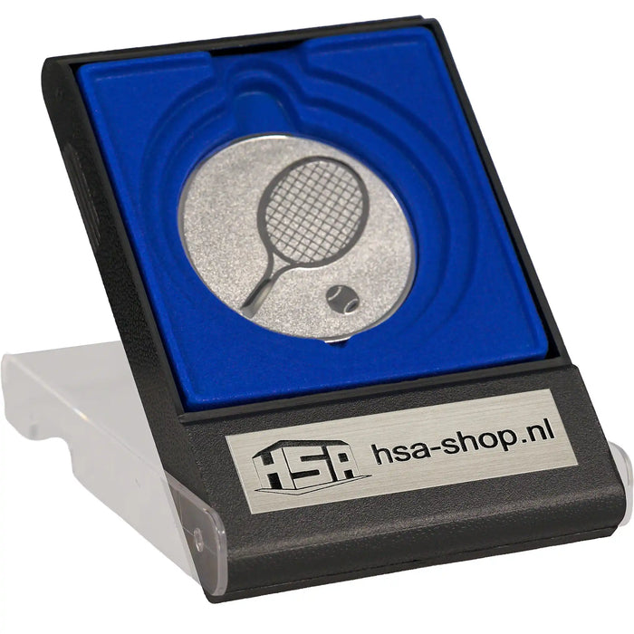 Etui met standaard zilverkleurige tennis afbeelding.