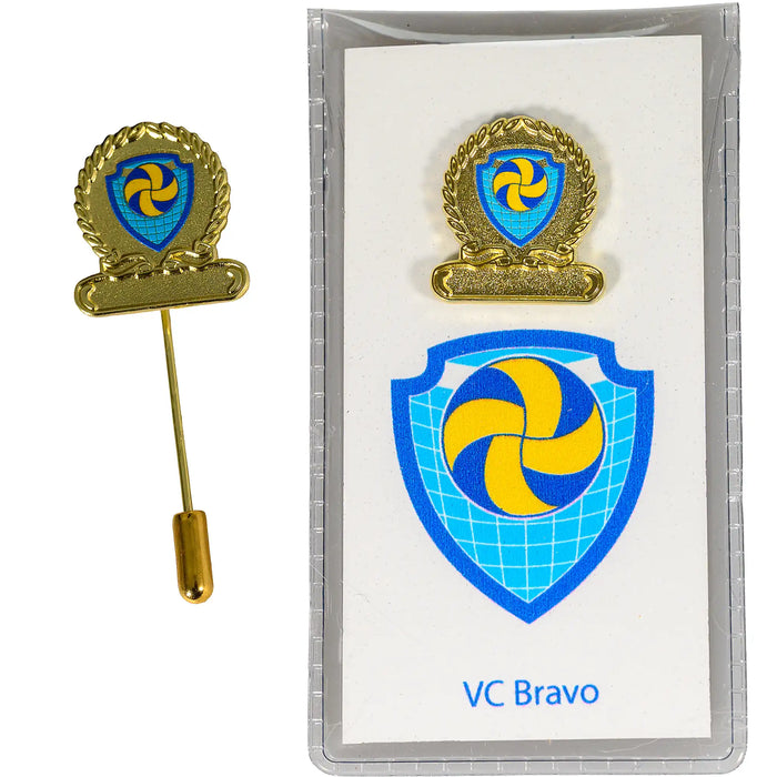 Jubileum speldje voorbeeld bedrukt goudkleurig speldje, in met clublogo bedrukt hoesje.