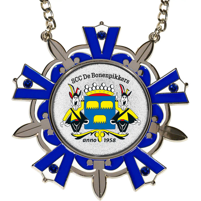 Medaille Baernd zilverkleurig met blauw en witte accenten. Met blauw kunststof diamantjes en voorbeeld logo van de Bonenpikkers uit Chaam.