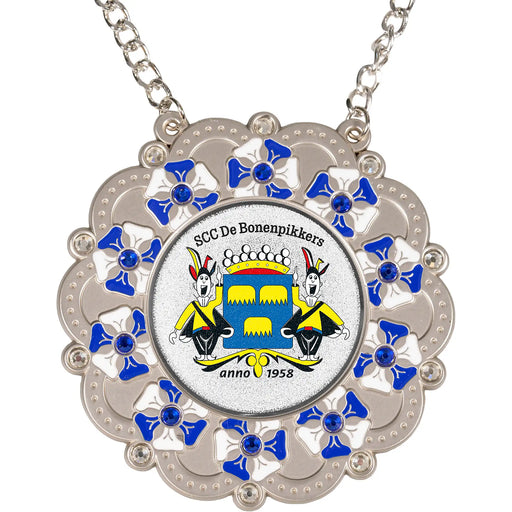 Medaille Baltasar met kunststof diamandjes en blauw-wit ingekleurde accenten. Voorzien van logo van de Bonenpikkers uit Chaam.