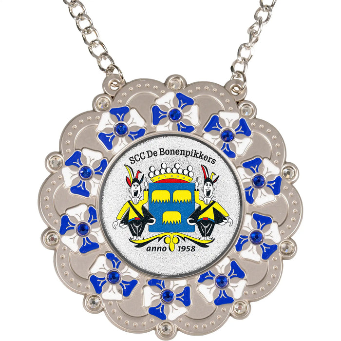 Medaille Baltasar met kunststof diamandjes en blauw-wit ingekleurde accenten. Voorzien van logo van de Bonenpikkers uit Chaam.