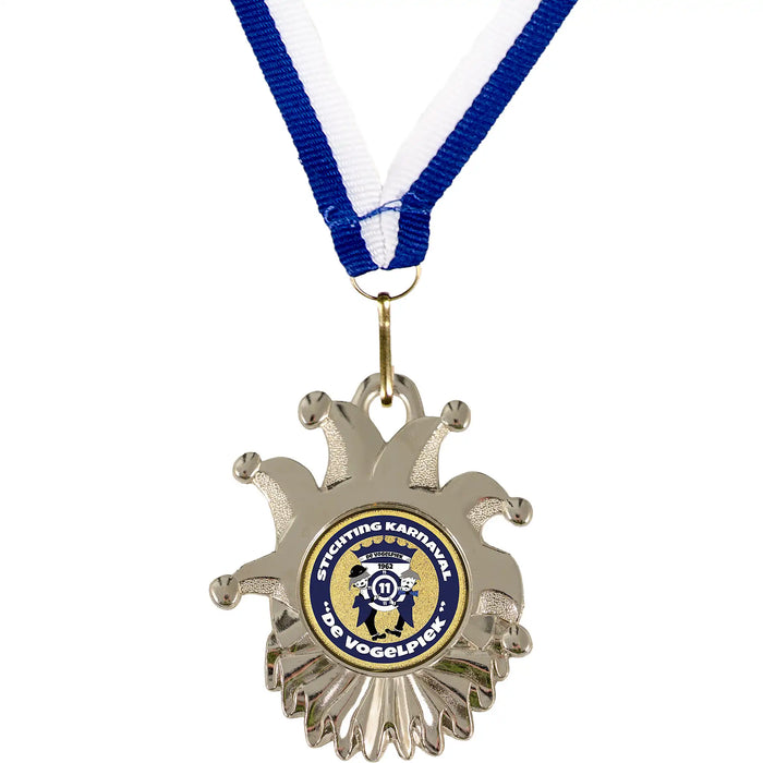 Medaille Velika zilverkleurig met logo van Stichting Carnaval De Vogelpiek met blauw-wit halslint.