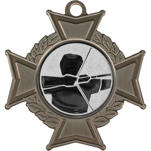 Close-up van medaille Midas cross met standaard afbeelding van boogschieten en halslint rood-wit-blauw.