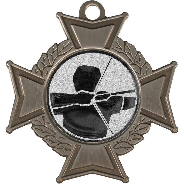 Close-up van medaille Midas cross met standaard afbeelding van boogschieten en halslint rood-wit-blauw.