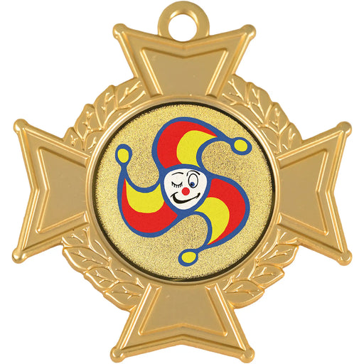 Close-up van medaille Midas cross goudkleurig met logo en halslint rood-geel-blauw.