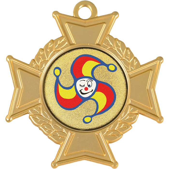 Close-up van medaille Midas cross goudkleurig met logo en halslint rood-geel-blauw.