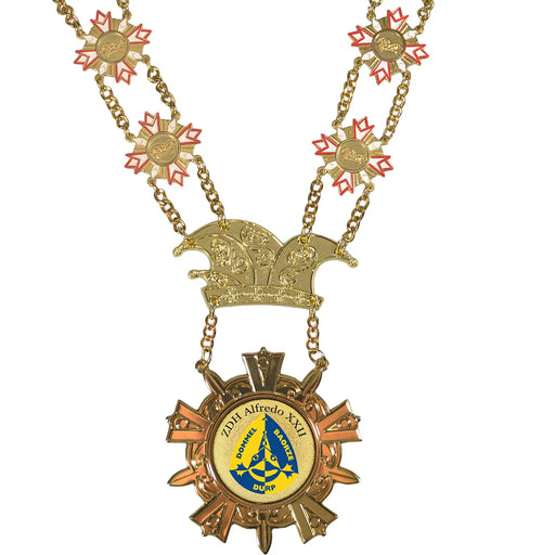 Close-up van prinsenketting Manton 
met logo  van Dommel Baorze Durp.