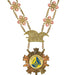 Close-up van prinsenketting Manton 
met logo  van Dommel Baorze Durp.
