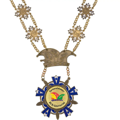 Close-up van prinsenketting Marcel met logo  van BS De Schittering.