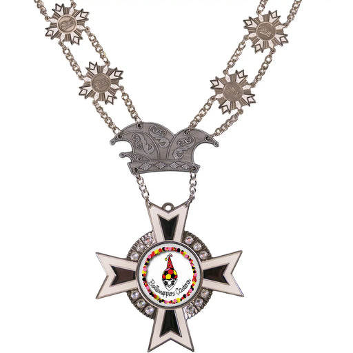 Close-up van prinsenketting Mallison met logo  van de Bollemeppers uit Casteren.