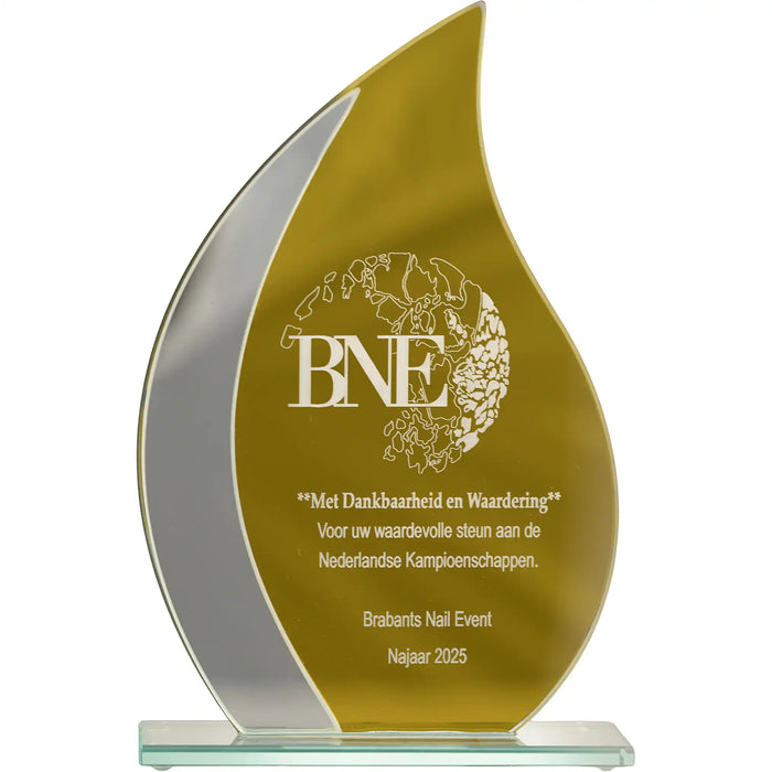Glazen trofee van 20 cm met goudkleurig spiegelend front en rond design, personaliseerbaar met logo op de achterzijde