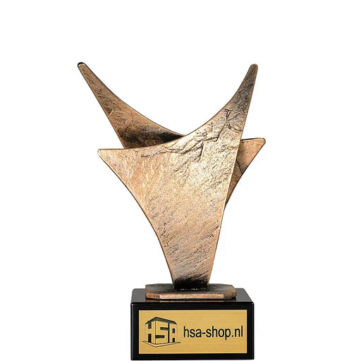 Trofee Lois 19 cm hoge metalen goudkleurig gespoten trofee op zwarte voet.