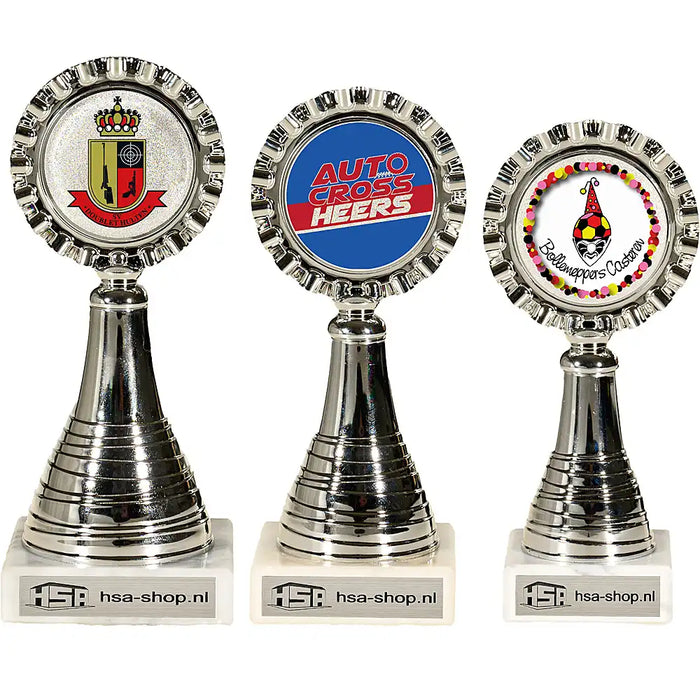 Trofee Lyam alle drie de maten op een rij met voorbeeld logo's erop.