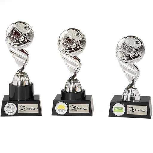 Serie van drie zilverkleurige tennis trofeeën op zwarte voet voorzien van voorbeelden eigen logo.