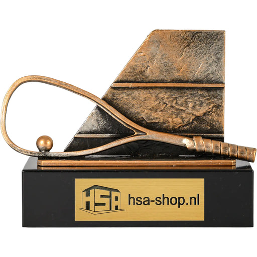 Trofee squash op zwart houten voet met voorbeeld van goudkleurig tekst plaatje.