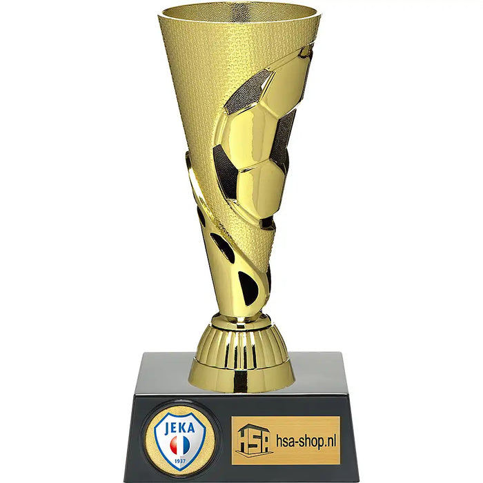 Trofee voetbal Vivianne, goudkleurige cup met opengewerkte voetbal. Op zwarte voet met voorbeeld logo van Jeka Breda.