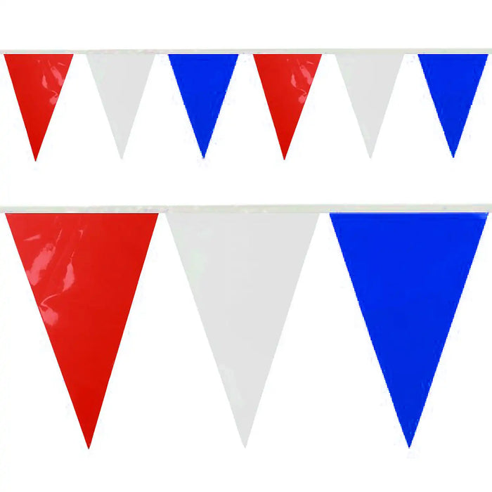 Vlaggenlijn met afwisselend rood, wit en blauwe vlaggetjes.