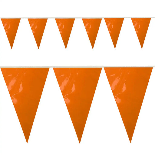 Vlaggenlijn met oranje puntvlaggetjes.