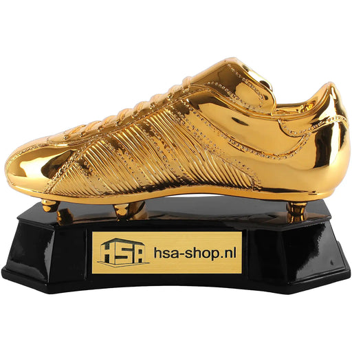 Gouden schoen trofee voetbal op zwarte voet met gravure.