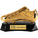 Gouden schoen trofee voetbal op zwarte voet met gravure.
