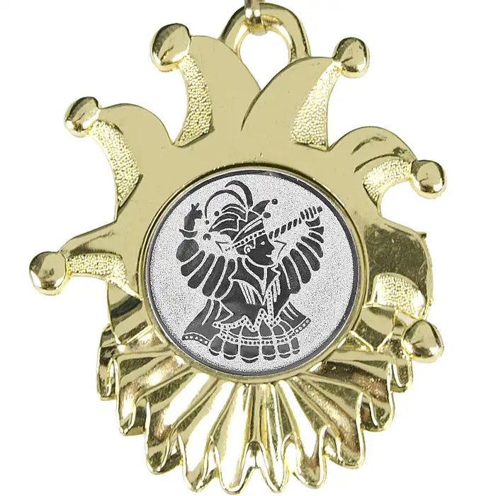 Close-up van medaille Velika goudkleurig met logo van Prins Carnaval en halslint rood-geel-groen.