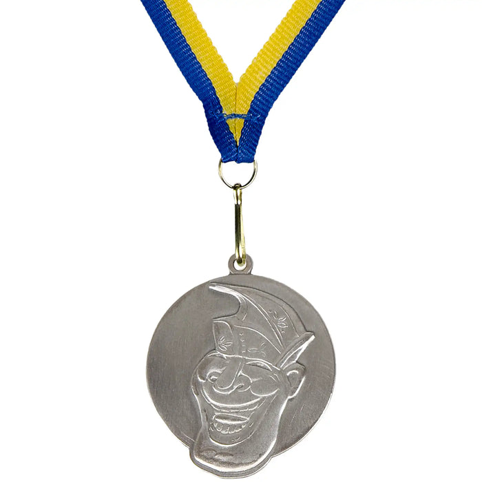 Medaille Prins Jerry met lachend gezicht en steek. Zilverkleurig met voorbeeld halslint in blauw-geel.