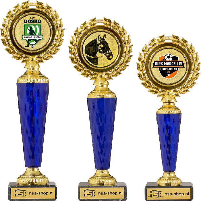 Trofee Lilou serie in drie maten met goudkleurige lauwerkrans en eigen logo mogelijkheden