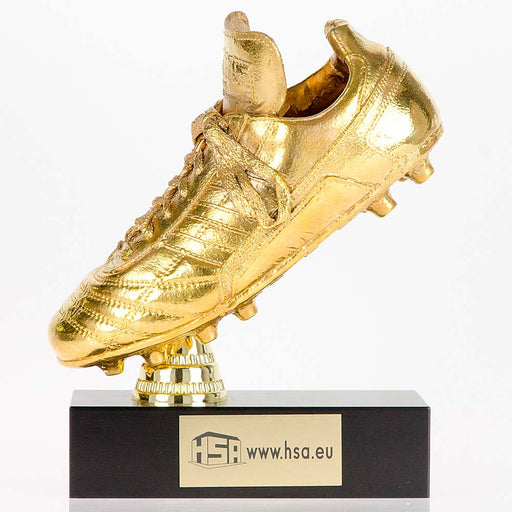 Vergulde voetbalschoen trofee schuin gemonteerd op zwarte houten voet. Met voorbeeld van graveer plaatje.