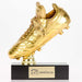 Vergulde voetbalschoen trofee schuin gemonteerd op zwarte houten voet. Met voorbeeld van graveer plaatje.